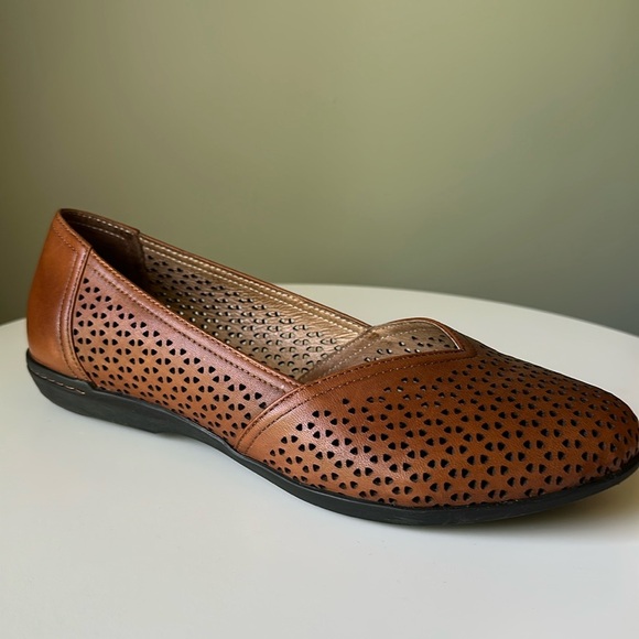 Dansko Neely Leather Slip On Flats Laser Cut Out Floral Design Size 38 US 7.5-8 - Picture 1 of 13